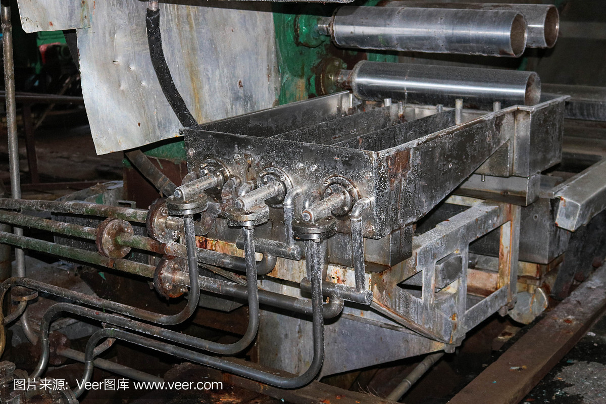 該設備是在一個工業化工石化機械制造精煉廠的車間用不銹鋼打開的,有設備管道和法蘭