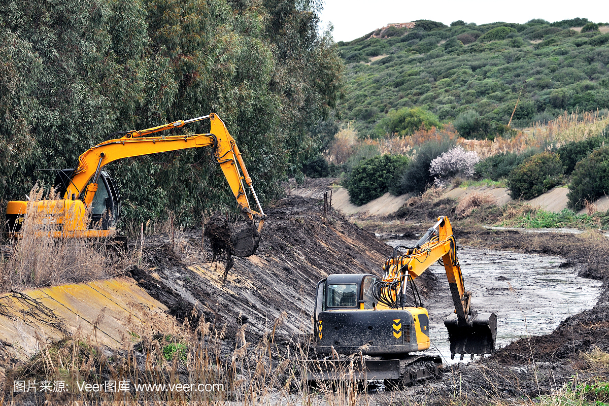 挖掘機在工作。